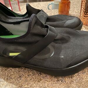 Men’s oofos
Excellent condition 
Never worn